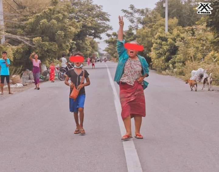 AungHeinMin17's tweet photo. Residents at the top of the road heard a strike &amp; came out of their homes. Mandalay residents surrounded the strikers &amp; saluted them with 3 fingers. #OurGovernmentNUG #Aug3Coup  #WhatsHappeningInMyanmar https://t.co/YdEWxb4Dhk