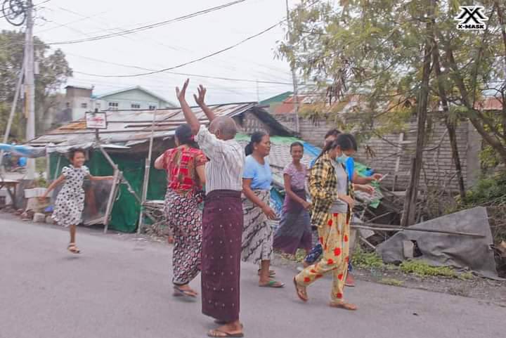 AungHeinMin17's tweet photo. Residents at the top of the road heard a strike &amp; came out of their homes. Mandalay residents surrounded the strikers &amp; saluted them with 3 fingers. #OurGovernmentNUG #Aug3Coup  #WhatsHappeningInMyanmar https://t.co/YdEWxb4Dhk