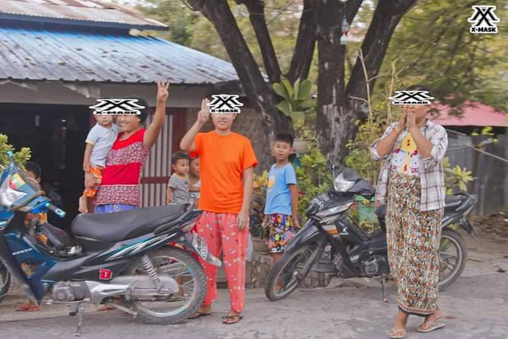 AungHeinMin17's tweet photo. Residents at the top of the road heard a strike &amp; came out of their homes. Mandalay residents surrounded the strikers &amp; saluted them with 3 fingers. #OurGovernmentNUG #Aug3Coup  #WhatsHappeningInMyanmar https://t.co/YdEWxb4Dhk
