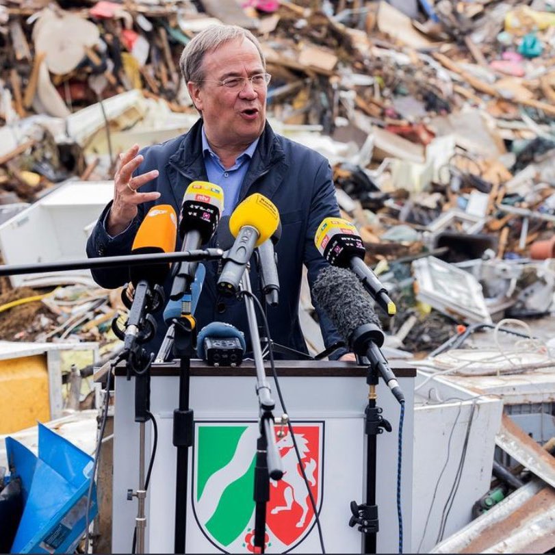 Hoellenaufsicht's tweet image. „Stellt das Pult direkt in den Müllberg, das kommt empathisch-dramatisch rüber.“