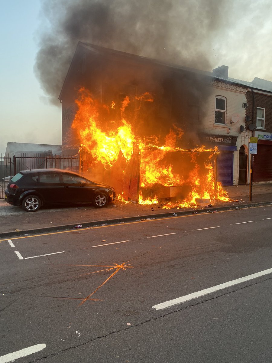 WMFSWardEnd's tweet photo. Well what an early morning shout this was, always expect the unexpected! A brilliant stop to this potentially severe fire, thankfully nobody was hurt and neighbouring businesses saved. #placetobe #savedtheday #bigfire #flamesonflames https://t.co/JQbSYVDKIC