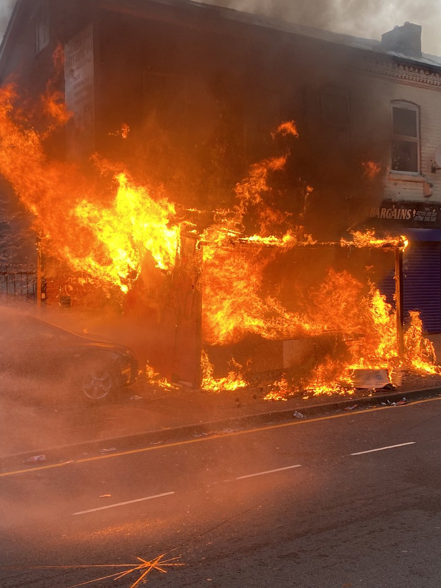 WMFSWardEnd's tweet photo. Well what an early morning shout this was, always expect the unexpected! A brilliant stop to this potentially severe fire, thankfully nobody was hurt and neighbouring businesses saved. #placetobe #savedtheday #bigfire #flamesonflames https://t.co/JQbSYVDKIC