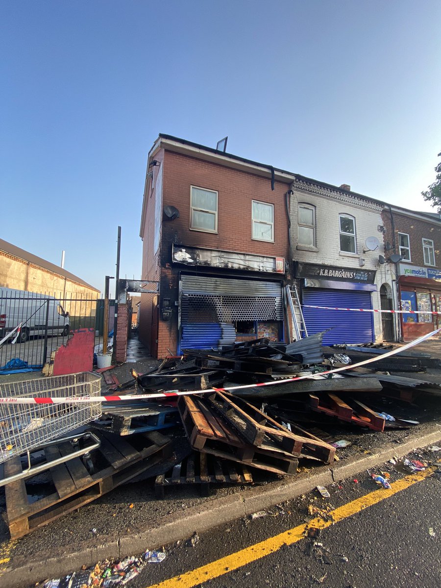 WMFSWardEnd's tweet photo. Well what an early morning shout this was, always expect the unexpected! A brilliant stop to this potentially severe fire, thankfully nobody was hurt and neighbouring businesses saved. #placetobe #savedtheday #bigfire #flamesonflames https://t.co/JQbSYVDKIC