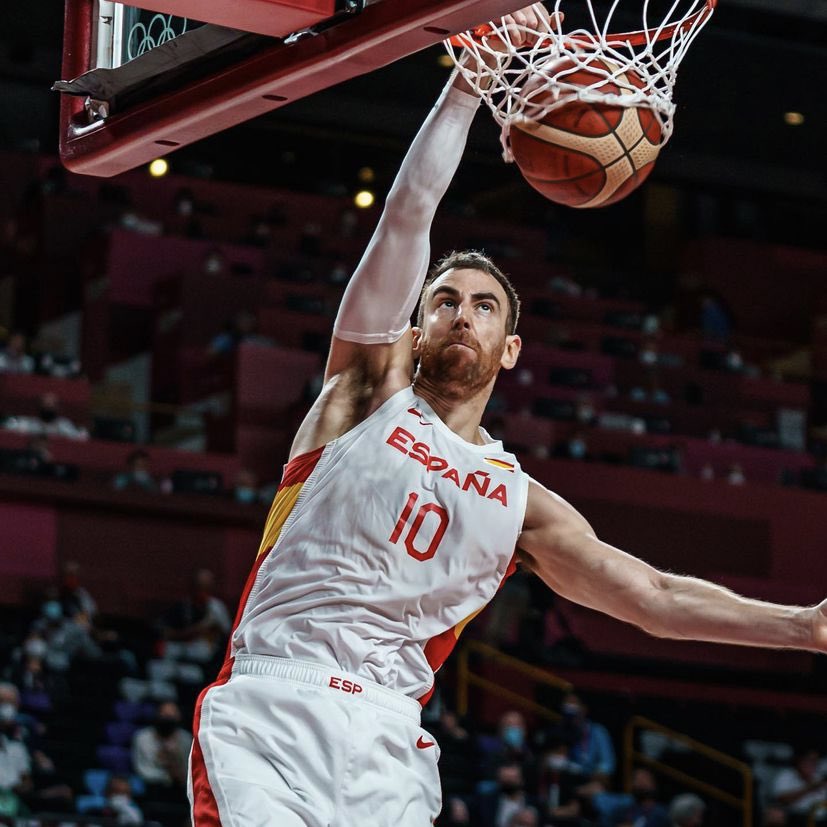 FansVClaver's tweet photo. Si lo pienso, me doy cuenta de que era muy difícil ganar al mejor equipo del mundo. Lo hemos intentado y no ha salido, pero no hay nada que reprochar.

No habréis ganado una medalla, pero sois el orgullo de una nación, una generación de oro. Para siempre, campeones 🏆. https://t.co/jq5QRRxdzr