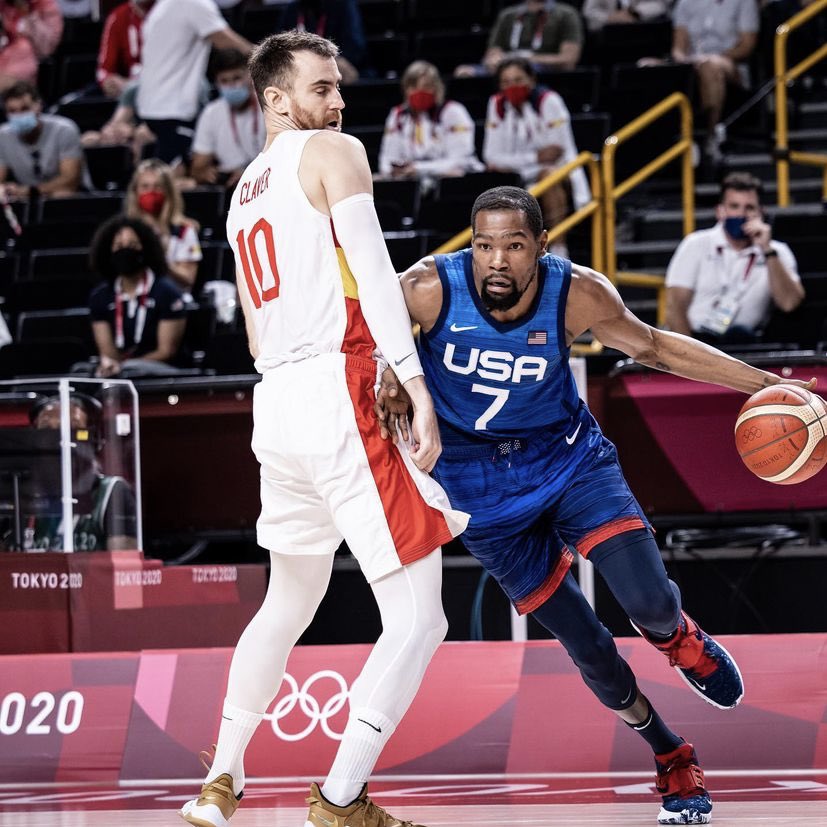 FansVClaver's tweet photo. Si lo pienso, me doy cuenta de que era muy difícil ganar al mejor equipo del mundo. Lo hemos intentado y no ha salido, pero no hay nada que reprochar.

No habréis ganado una medalla, pero sois el orgullo de una nación, una generación de oro. Para siempre, campeones 🏆. https://t.co/jq5QRRxdzr