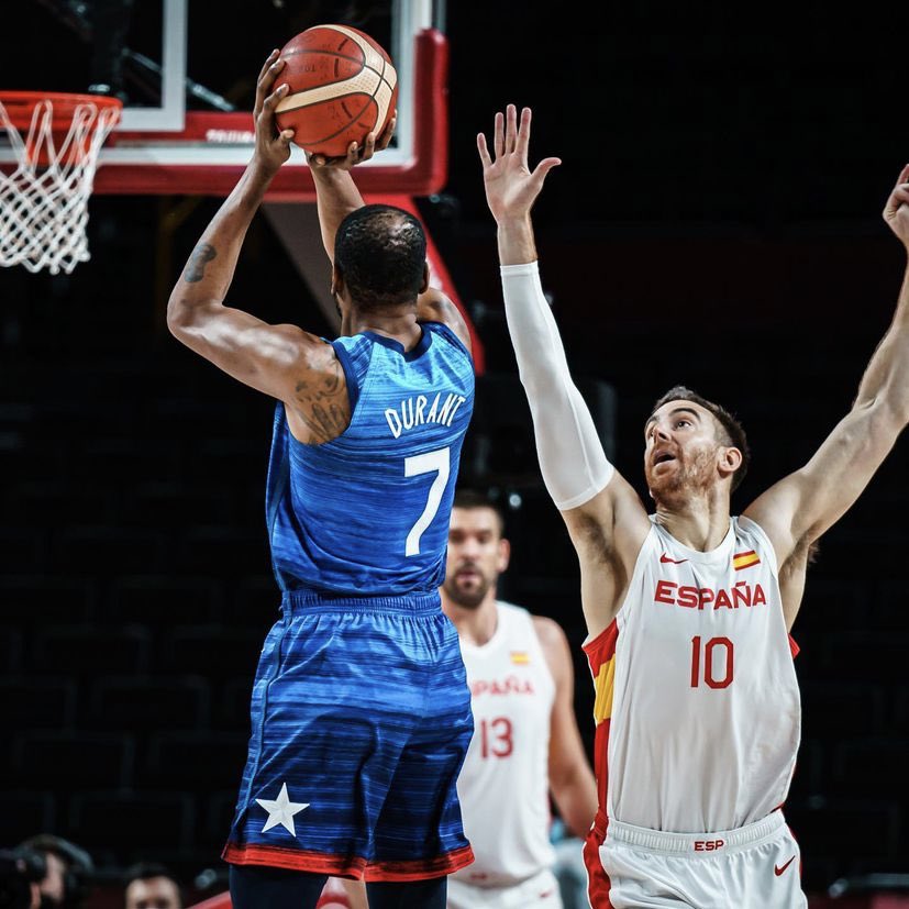 FansVClaver's tweet photo. Si lo pienso, me doy cuenta de que era muy difícil ganar al mejor equipo del mundo. Lo hemos intentado y no ha salido, pero no hay nada que reprochar.

No habréis ganado una medalla, pero sois el orgullo de una nación, una generación de oro. Para siempre, campeones 🏆. https://t.co/jq5QRRxdzr