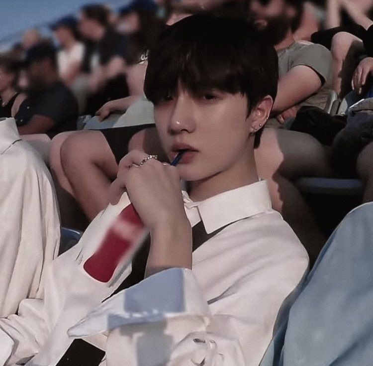 thebeargyu's tweet photo. there's something about beomgyu wearing rings https://t.co/Db4Y2szGXv