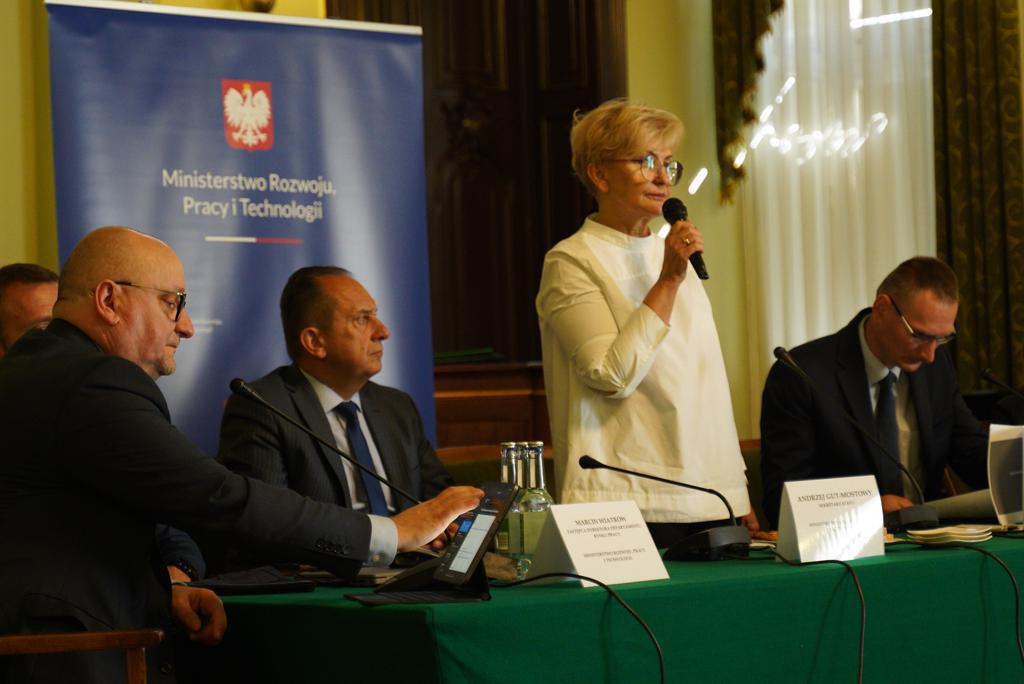 MRiTGOVPL's tweet photo. Wiceministrowie @IwonaMichalek oraz @GutMostowy uczestniczą w spotkaniu z przedstawicielami małopolskich urzędów pracy. Tematem rozmów jest https://t.co/avnip1e9EY. planowana przez #MRPiT reforma rynku pracy. https://t.co/sh6N6qIiEO