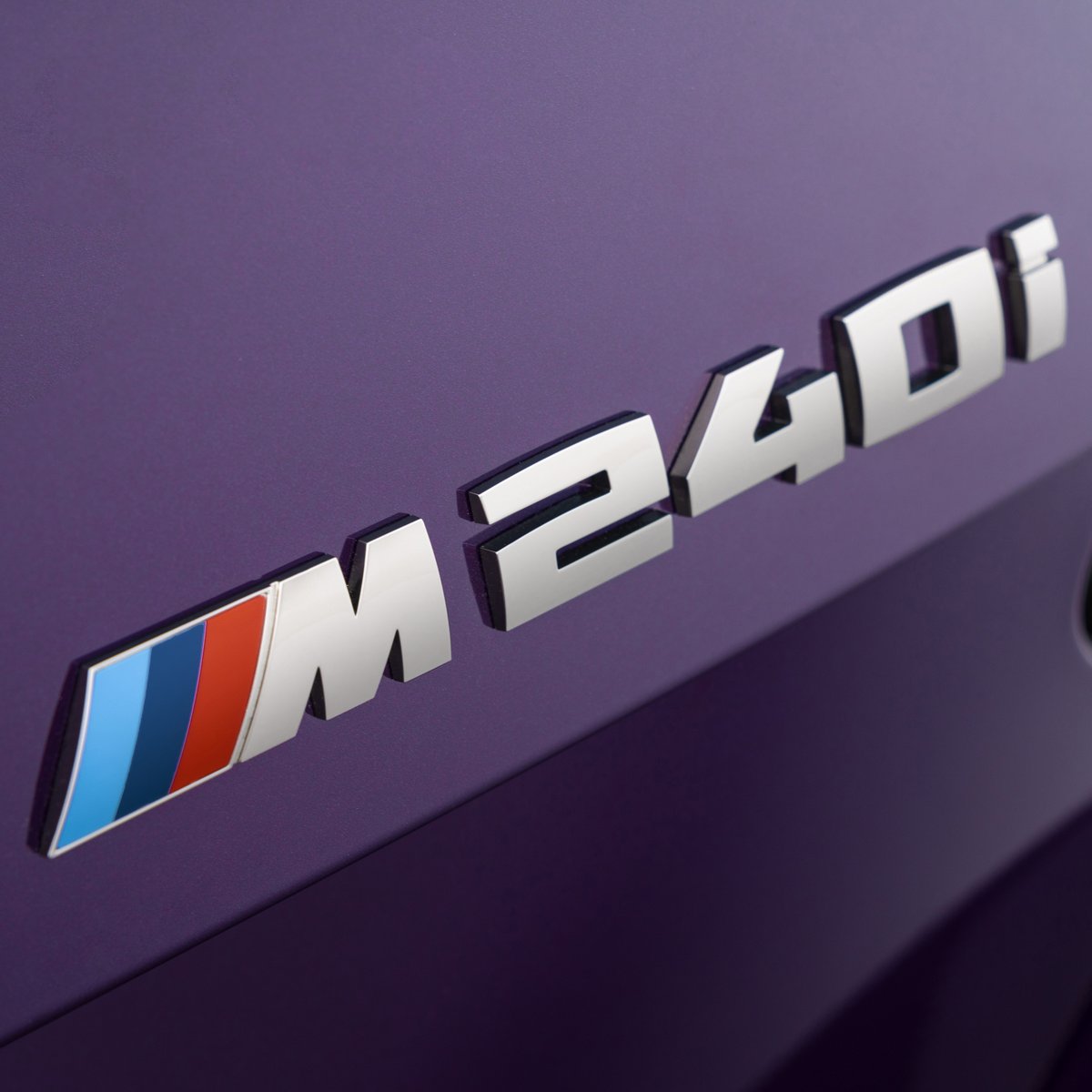 BMWGroupEspana's tweet photo. El nuevo #BMW M240i xDrive Coupé incluye de serie con un tren de rodaje, diferencial trasero y equipo de frenos M Sport específicos, además de unas espectaculares llantas de aleación ligera de 19 pulgadas que, en opción, pueden montar neumáticos de altas prestaciones. https://t.co/xa2VwDUVOZ