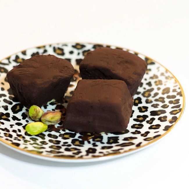 My all time fav ice cream - homemade, vegan &amp; easy peasy // Heute möchte ich mit euch mein selbstgemachtes Lieblingseis teilen. Wer wie ich ein großer Fan von Pistazieneis ist, wird dieses Eis lieben.

Zutaten:
• 1 Tasse Pistazien
• 500 ml Kokosmilch… instagr.am/p/CSGrMZNoKC1/