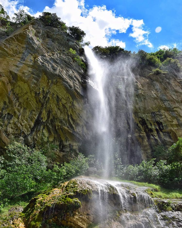 YourAbruzzo's tweet photo. L’incantevole Cascata di Biselli prende il nome da un piccolo borgo vicino, oggi abbandonato, dove fa tappa il sentiero che parte da Fano a Corno (Te) e arriva dove il salto che si biforca in 2 getti di oltre 100 m di altezza tocca terra.
Ph. IG di edoardo75
#Abruzzo #wildabruzzo https://t.co/bqh7S5uCgv