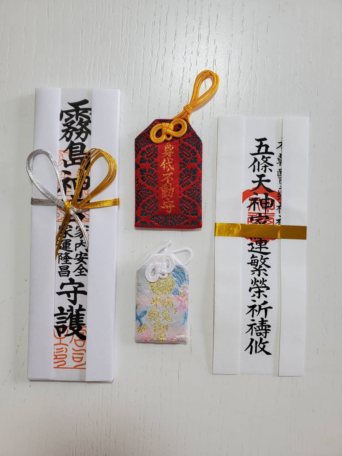 なつ たくさんのお守りとお札をありがとうございました 霧島神社のお守りとお札 身代不動のお守り 五條天神社のお札 強力なのパワーを頂きました そしてパーラー高野のゼリー詰め合わせ お陰様でかなり体調が戻ってきました 明日は課題チェックに取り