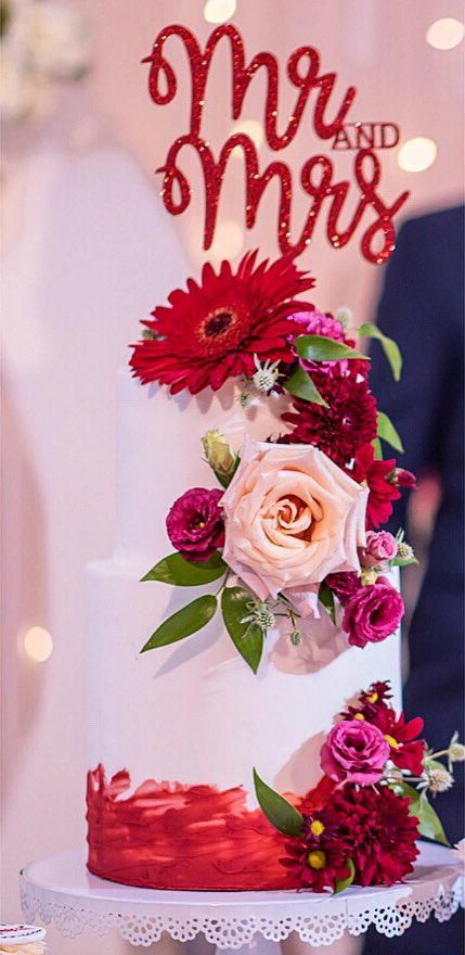 Bakeacakemv's tweet photo. Floral beauty 🌹

#weddingcake #floralweddingcake 
#cake #bakeacakemv https://t.co/uAtx5D3rf8