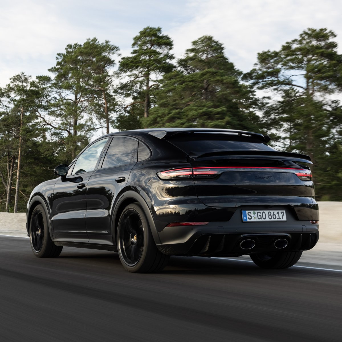 PorscheBeirut's tweet photo. The powertrain and chassis have a unique set-up specifically tuned for the new Cayenne Turbo GT Coupé. The result is a harmonious overall concept with superb race track capability.
Learn more:
https://t.co/M7HCtH2h4s
https://t.co/7H2bDbCoWd
#Porsche #ShapedByPerformance #SUV https://t.co/RxXVotmBiA