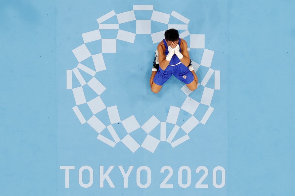 inquirerdotnet's tweet photo. PAALAM DEFEATS REIGNING GOLD MEDALIST! 💪❤️🇵🇭
LOOK: Carlo Paalam pulled off a mighty upset after knocking Olympic champion Shakhobidin Zoirov off his perch to become the Philippines’ latest medalist at the #Tokyo2020. | 📷LUIS ROBAYO/AFP
READ: https://t.co/yGwMlGFsj8 https://t.co/tygEjUweIb