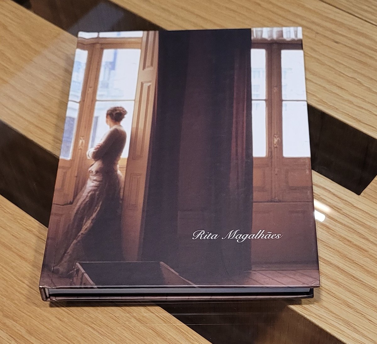 #LeLivreduJour - Rita Magalhães | David Barro (Dir.), paru chez <a href="/DARDOds/">DARDO</a>.
La représentation d'un monde féminin, qui lie le présent au passé, la photographie à l'Histoire de l'Art, est une référence dans l'œuvre de l’artiste Rita Magalhães.
À découvrir à la <a href="/BibGulbenkian/">BiblioGulbenkian</a>.