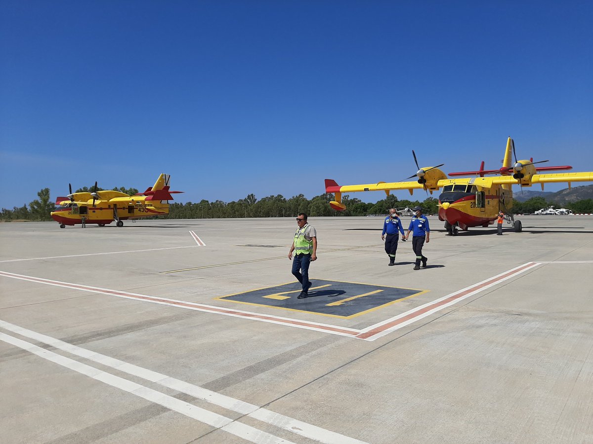 EmbEspTurquia's tweet photo. Our two Corsairs ☠are here in Dalaman!!!! Now let's get those fires!!!🇪🇸🇹🇷💪🏻💪🏻 #SpainwithTurkey #Apagayvamonos https://t.co/utg4Yx9wxK