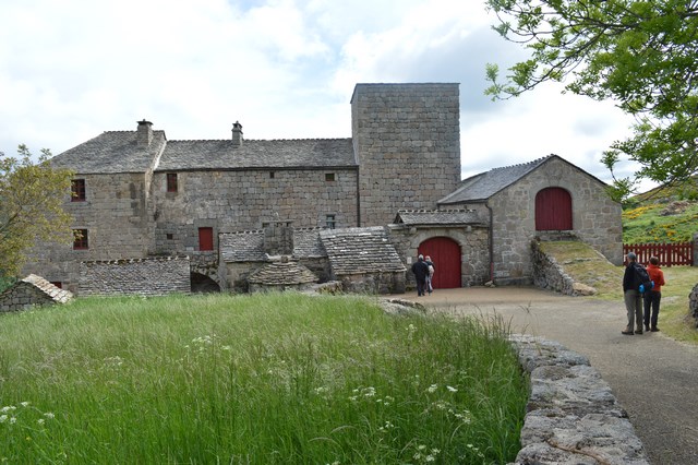 CHATEAU DE GRIZAC 🌎🤠
Nous vous proposons une sélection d'incontournables sur le chemin!!! Commençons par le berceau du chemin...
Le château de Grizac est situé en contre bas du village du même nom. sur la commune du Pont de Montvert en Lozère.