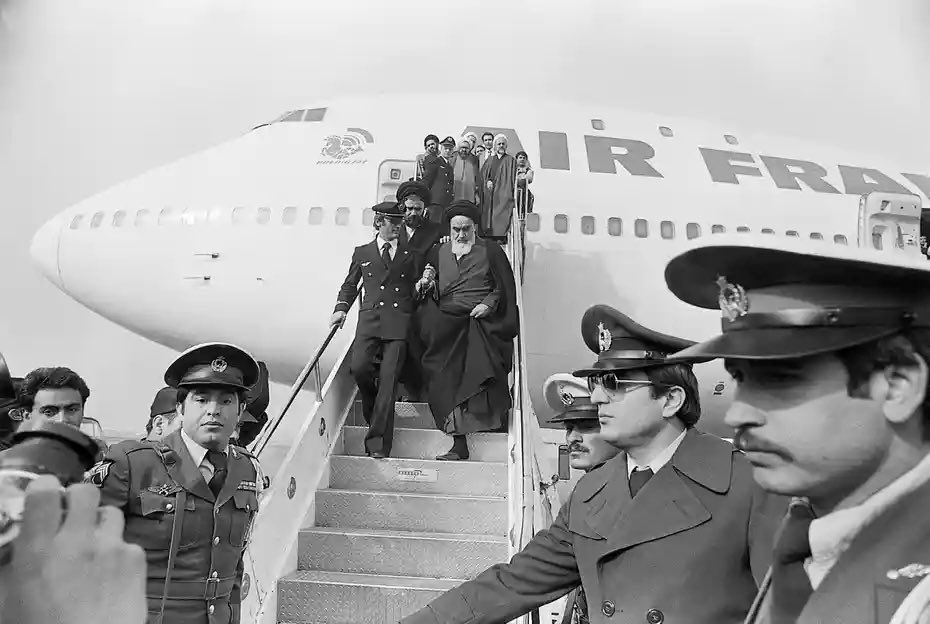 Facts that make you go “hmmm”; France hosted both Ayatollah Khomeini and Michel Aoun for many years before each returned to their respective country and ran them into the ground! Khomeini even flew back on Air France…