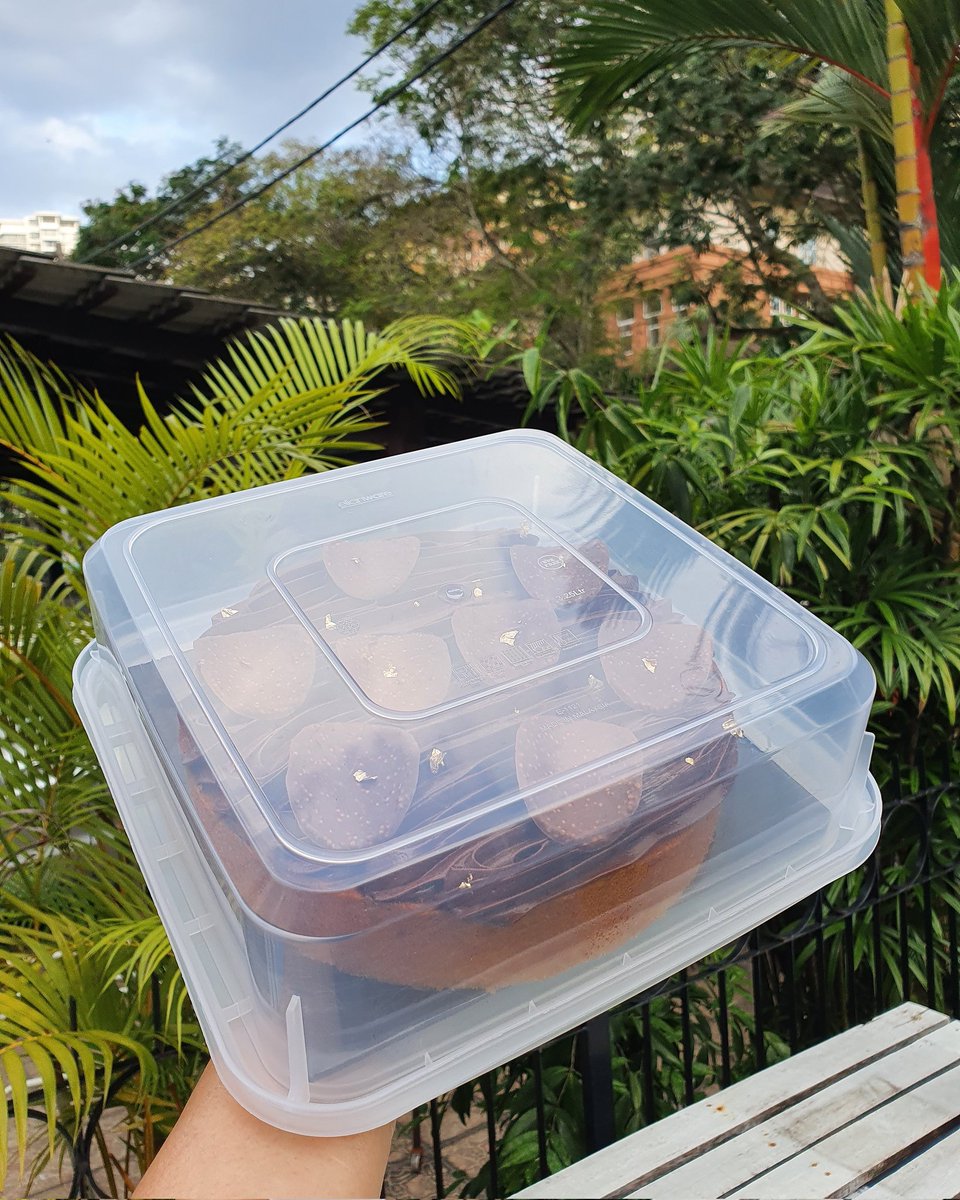 My friend, a cake baker surprised me with a reusable cake box!! No candles (I reuse candles from before) &amp; no plastic knife (I have a knife at home thanks) either. 

Yay!! No need for disposable cake boxes 👏🏻
#zerowaste