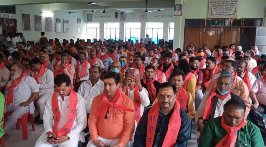 ChampatRaiVHP's tweet photo. विश्व हिन्दू परिषद, कानपुर प्रान्त की प्रान्तीय बैठक में कार्यकर्ताओं के मध्य धार्मिक उत्सवों (श्रीराम नवमी, श्रीकृष्ण जन्��ाष्टमी, शिवरात्रि, गोपाष्टमी, मकर सक्रांति आदि) के हिन्दू संस्कृति में महत्व पर चर्चा की। https://t.co/kZWGKAUL9X