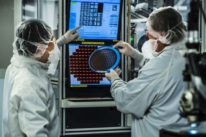 QC_EUPolicy's tweet photo. Smart sensors are combining sensing components with small #microprocessors to take on functions traditionally performed by edge devices giving rise to the notion of #ExtremeEdge.
➡️ Click on the link to know more: https://t.co/Zzx73kn8GG https://t.co/RnKZN52Y6w