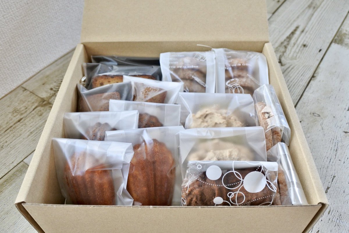 hou_2_'s tweet photo. くろちゃん(@kuro___0910 )からお菓子便をいただきました(*˙˙*)

包装紙がきらきらしていてかわいくて、箱を開けたらくろちゃんのお菓子がたくさん詰まっていて、これは前世の私くすごく徳を積んでいたのでは…？
お手紙読んで泣くかと思った… https://t.co/lpQyYuHRbd