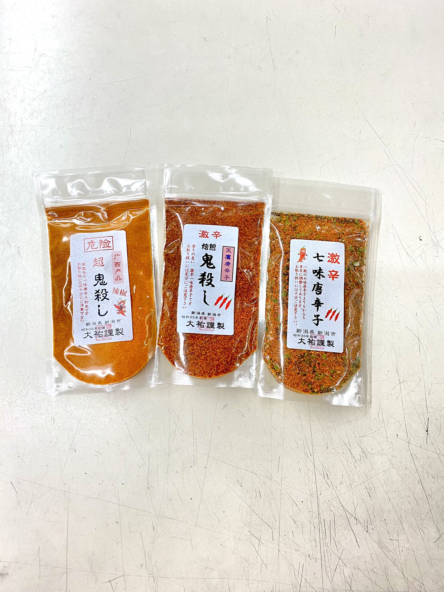 日本海フィッシャーマンズケープ キーウエスト 商品紹介 暑い夏は辛いもの という方必見 鬼殺し シリーズ とにかく辛い七味唐辛子と一味唐辛子です 1番左の超鬼殺しは一味唐辛子を更にパウダーにしたものになります 刺激が強すぎるのでご