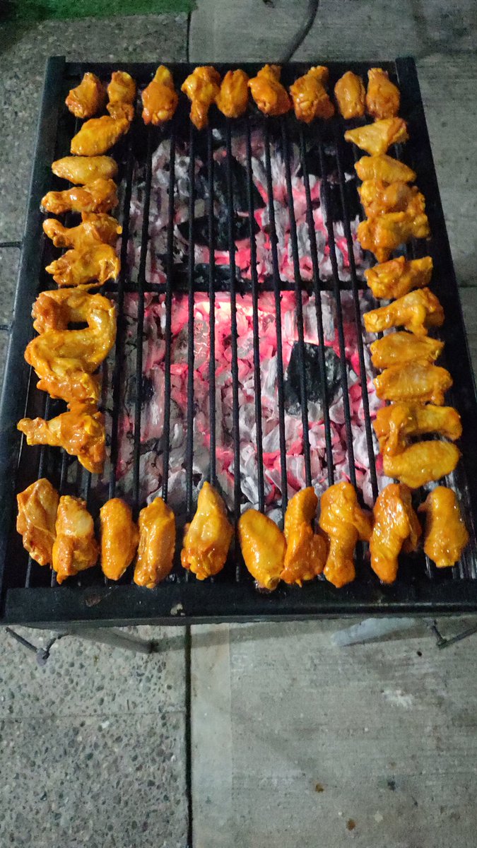 gil_roman's tweet photo. #MadrugoPor unas alitas con sus cheves https://t.co/AOsV7lNKKR