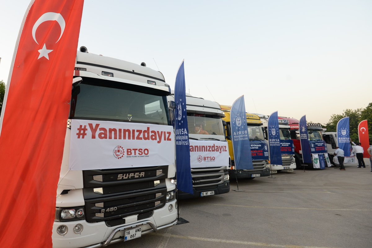 BursaTSO's tweet photo. 🇹🇷BURSA İŞ DÜNYASI ORMAN YANGINLARI İÇİN SEFERBER OLDU

📦Üyelerimizden gelen katkılarla hazırlanan; su, gıda, hijyen ve tekstil ürünleri gibi temel ihtiyaç malzemeleri taşıyan yardım TIR'ları Antalya’ya yola çıktı. 

🔗https://t.co/EJ8N2ajero https://t.co/WyZ1KwI6gp