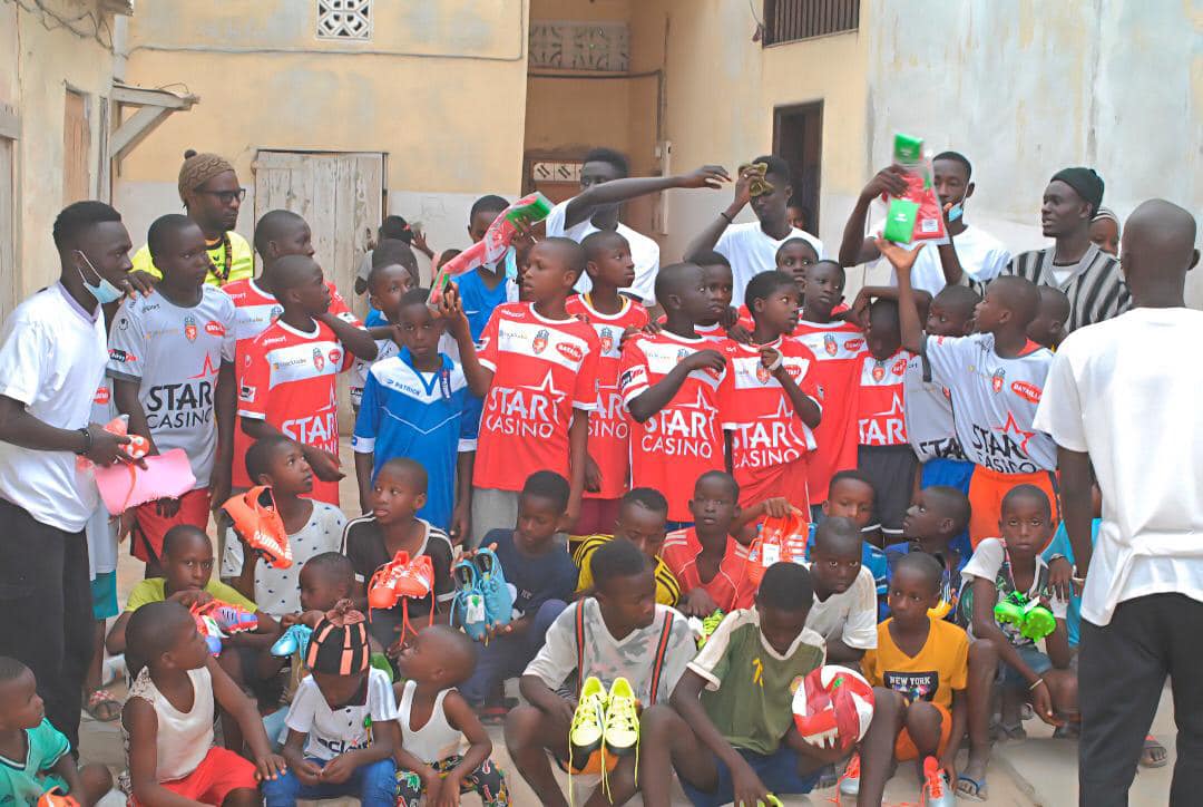 ExcelMouscron's tweet image. ➕ #ExcelCommunity:
Première distribution de chaussures et tenues aux enfants du quartier défavorisé de Thiaroye Gare (Sénégal) ! 🇸🇳⚽️
📸: ASBL Un Equipement Pour l’Afrique - UEPA