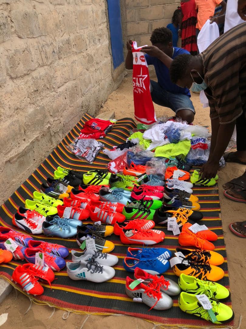 ExcelMouscron's tweet image. ➕ #ExcelCommunity:
Première distribution de chaussures et tenues aux enfants du quartier défavorisé de Thiaroye Gare (Sénégal) ! 🇸🇳⚽️
📸: ASBL Un Equipement Pour l’Afrique - UEPA
