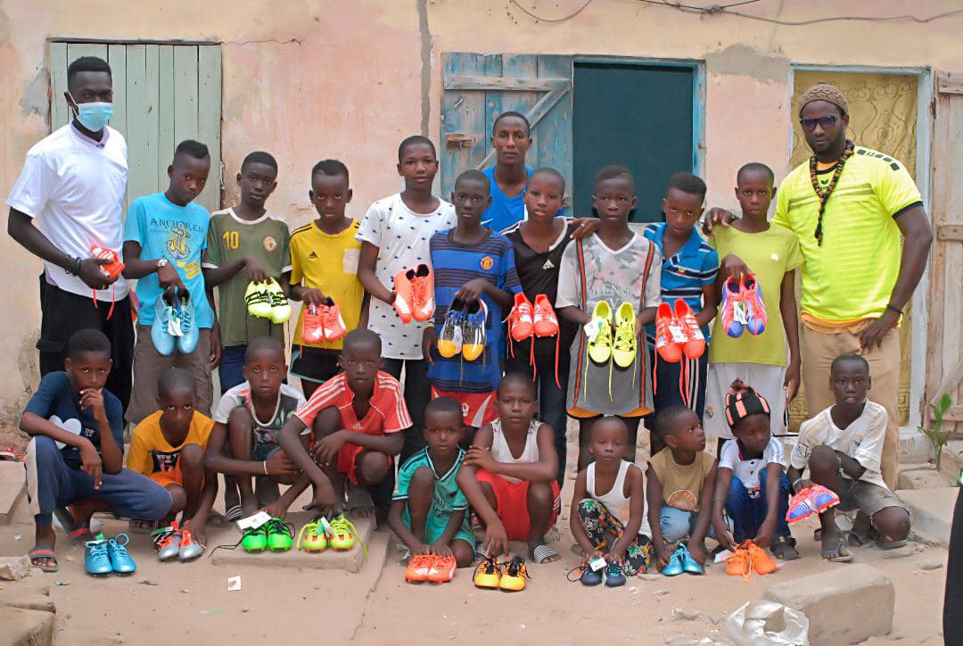 ExcelMouscron's tweet image. ➕ #ExcelCommunity:
Première distribution de chaussures et tenues aux enfants du quartier défavorisé de Thiaroye Gare (Sénégal) ! 🇸🇳⚽️
📸: ASBL Un Equipement Pour l’Afrique - UEPA