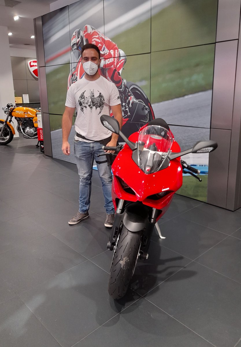 Alejandro tenía ganas de darle un toque de emoción a su día a día, y deja atrás el mundo de las naked para iniciarse en el de las deportivas, con esta preciosa Panigale.😍

¡Que la disfrutes amigo!🏍💨

#DucatiCanarias #Ducati #Canarias #Panigale #Ducatista