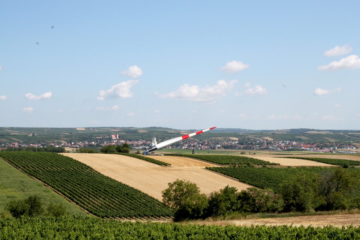 wksimonsfeld's tweet photo. Spektakuläres Ereignis findet in unserem Windpark in Poysdorf-Wilfersdorf statt. 😮👏 Mittels Selbstfahrer werden die Rotorblätter vom Lagerplatz zum Bauplatz transportiert. 😊 Aufgrund der engen Kurvenlagen und der steilen Anstiege wird der Selbstfahrer eingesetzt. 👍 https://t.co/K8vvoRbJYI