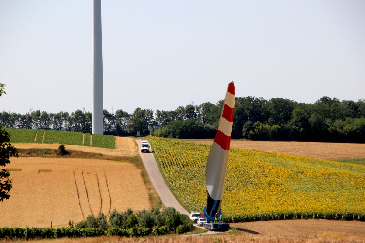 wksimonsfeld's tweet photo. Spektakuläres Ereignis findet in unserem Windpark in Poysdorf-Wilfersdorf statt. 😮👏 Mittels Selbstfahrer werden die Rotorblätter vom Lagerplatz zum Bauplatz transportiert. 😊 Aufgrund der engen Kurvenlagen und der steilen Anstiege wird der Selbstfahrer eingesetzt. 👍 https://t.co/K8vvoRbJYI