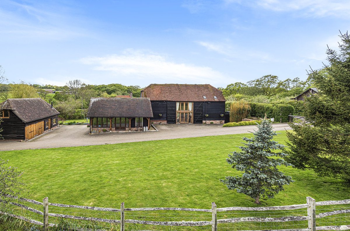 Equestrian property for sale Framfield, East Sussex £1.75m 8.5 Acres 3 Stables Pole barn plus feed and hay storage Stunning barn conversion £1.75m equestrianproperty4sale.com/property-for-s… @FineandCountry @equestrianindex #equestrianproperty #propertyforsale #property #EastSussexproperty