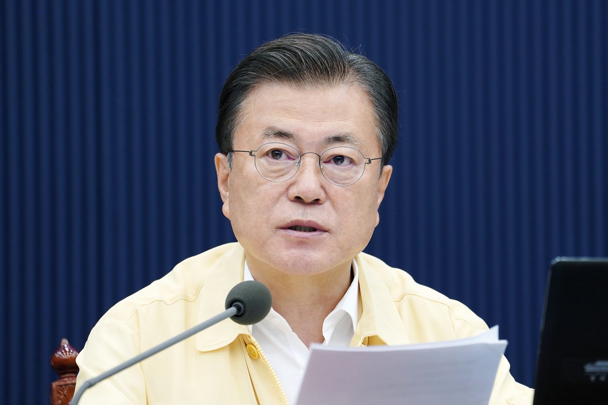 방역과 민생에 전념하며 국민의 삶을 
지키는 것이 우리 정부 남은 임기 동안 
피할 수 없는 책무가 되었습니다. 
4차 산업혁명과 기후변화에 대응해야 
하는 대전환기에 국가의 미래를 
준비하고 개척하는 과업 또한 
미룰 수 없는 시대적 소명이 되었습니다.
