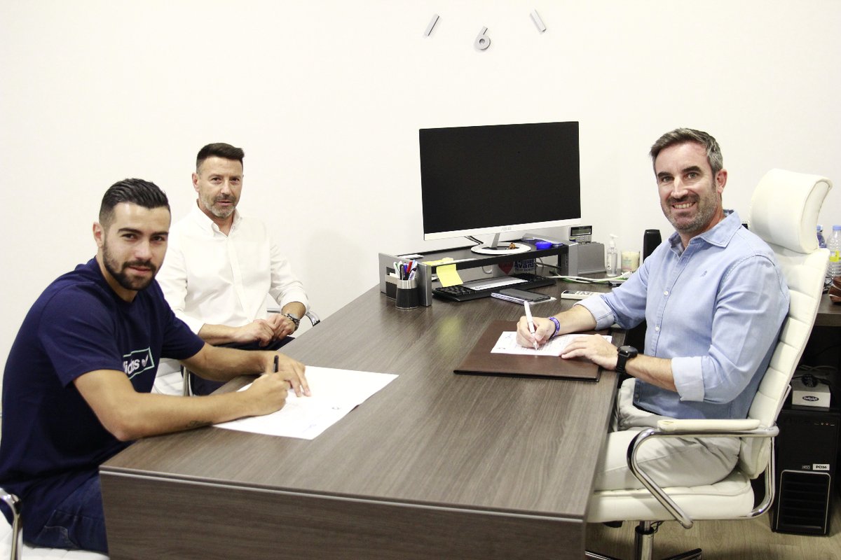 AvanzaJaen's tweet photo. ¡El albaceteño Javier García @20chino20 se incorpora al staff técnico de Las Academias Avanza Futsal! 🦁

El internacional español y jugador de @VinaAlbaliFS formará parte del programa de tecnificación dirigido a los jugadores de las Academias @AvanzaFutsal 🤩 https://t.co/8LBEfT7EmY