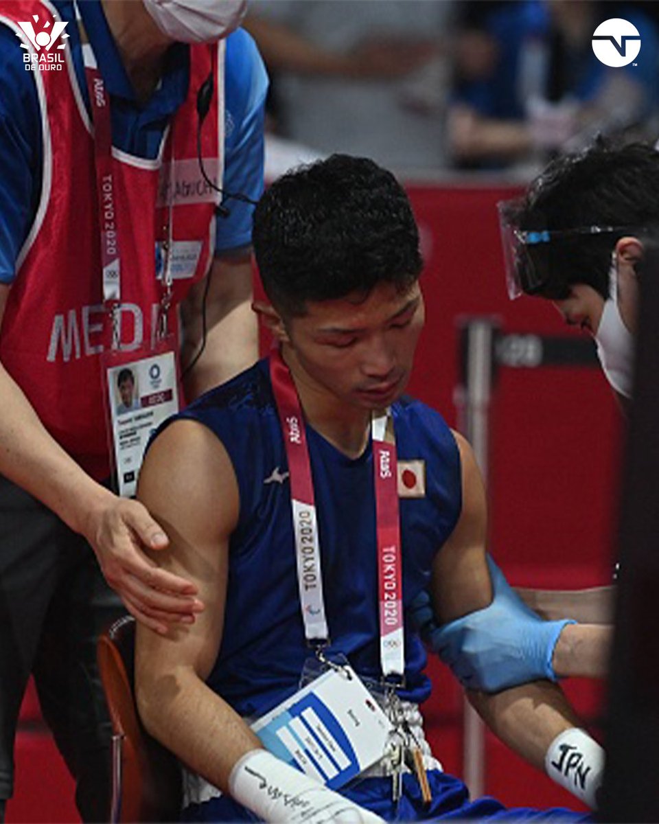 TNTSportsBR's tweet photo. POLÊMICA NOS JOGOS! A favor do... Japão 👀🇯🇵 No boxe, Ryomei Tanak deixou o ringue em cadeira de rodas, sangrando, mas os juízes deram vitória ao japonês na luta contra Yuberjen Martínez. A decisão causou revolta na torcida colombiana. A gente te entende, Colômbia 🤕#BrasilDeOuro https://t.co/CTZzprkmw9