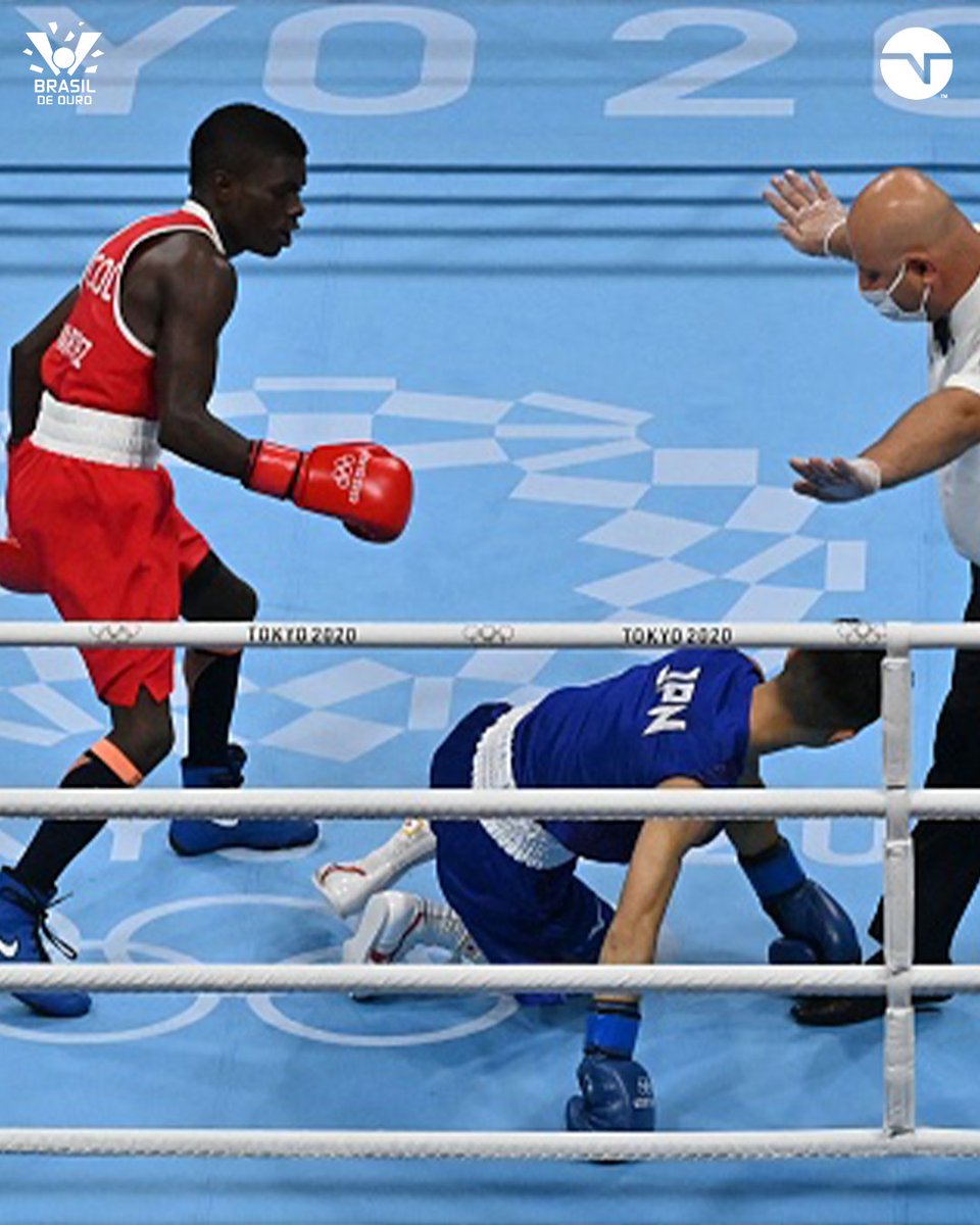TNTSportsBR's tweet photo. POLÊMICA NOS JOGOS! A favor do... Japão 👀🇯🇵 No boxe, Ryomei Tanak deixou o ringue em cadeira de rodas, sangrando, mas os juízes deram vitória ao japonês na luta contra Yuberjen Martínez. A decisão causou revolta na torcida colombiana. A gente te entende, Colômbia 🤕#BrasilDeOuro https://t.co/CTZzprkmw9