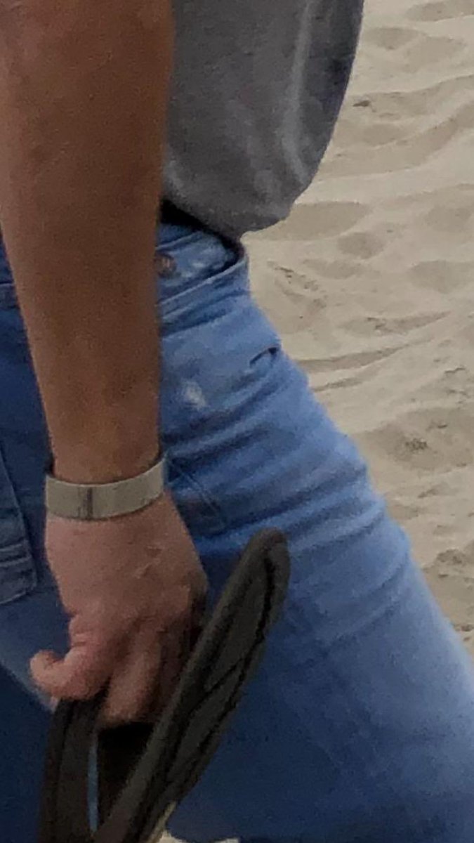 Vandaag in #Vlissingen op de #nieuwendijk mijn #armband #verloren bij een valpartij met de racefiets op een spekglad stuk wegdek omstreeks 11.30uur. Graag retweet aub en zien of het lukt, alvast bedankt!