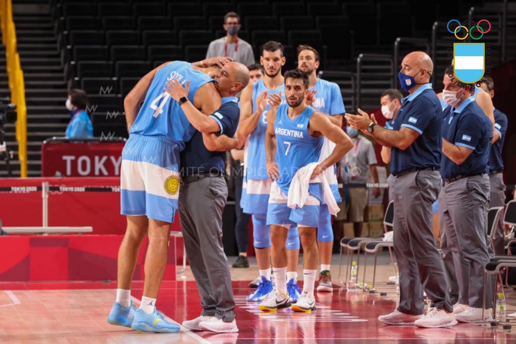 De pie, señores. Se retira una leyenda. 👏🏻👏🏻👏🏻

Emocionante reconocimiento al gran capitán cuyo legado perdurará por siempre.

#EternamenteGraciasLuifa