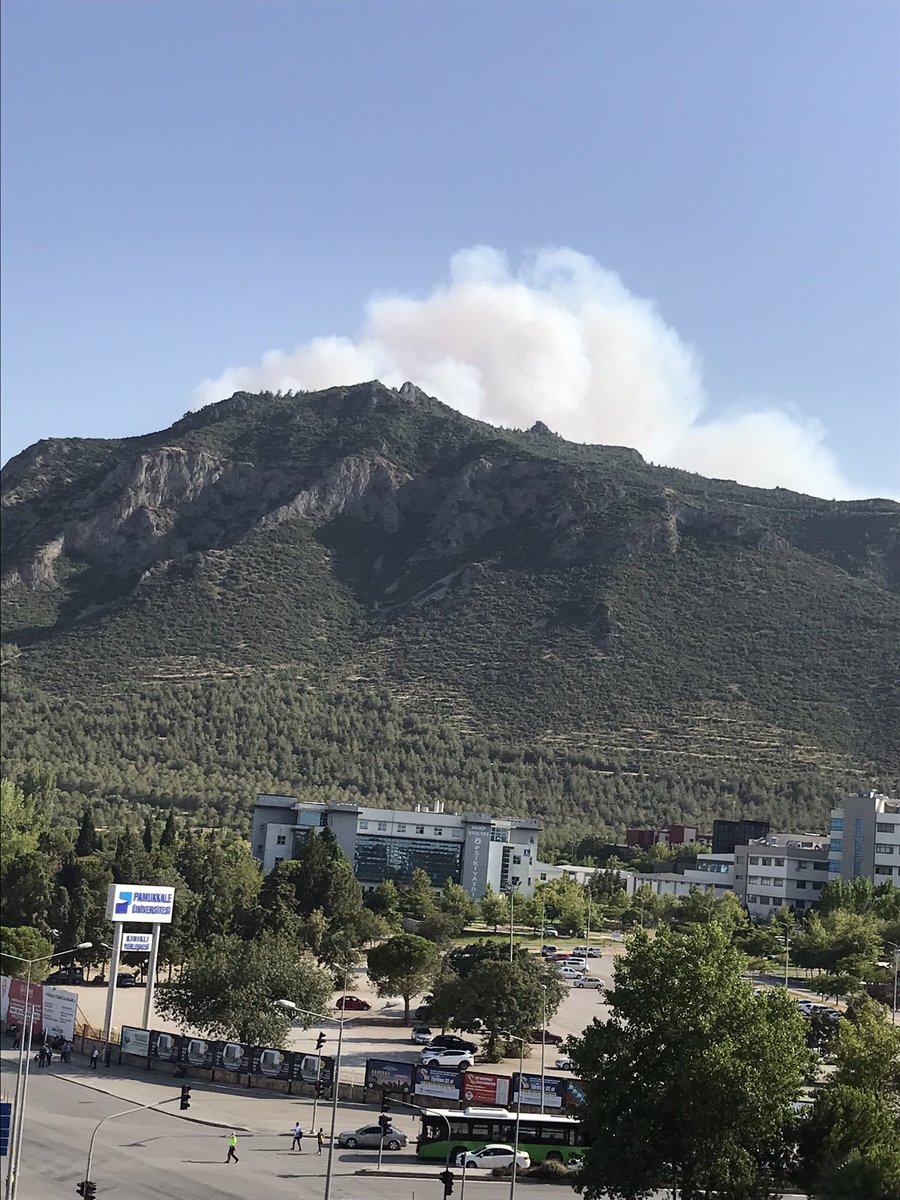 Gittikçe yayılmaya başladı. 

Tepeye kadar ulaşmaz insallah 🤲

Yer: Denizli Pamukkale Üniversitesi’nin uzeri