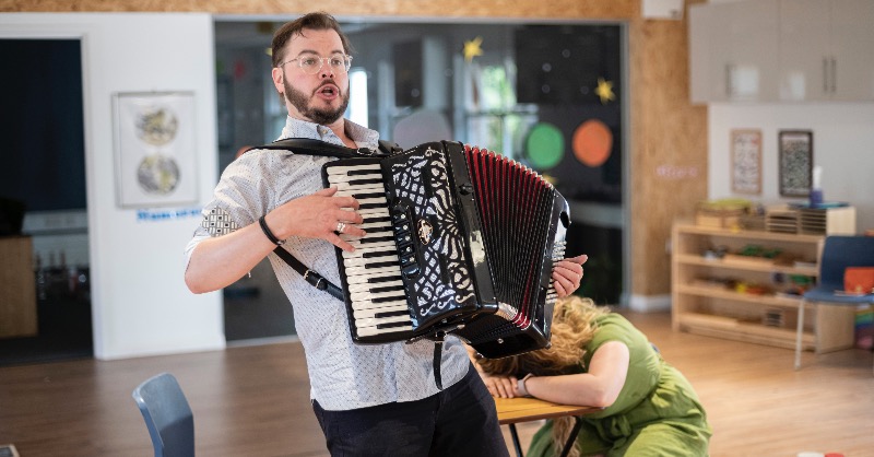 WaterperryOpera's tweet photo. It's been an exciting couple of weeks in the rehearsal room with our Hansel and Gretel company. Take a look at our cast and creatives working hard to bring you an engaging, fun, family-friendly show! | Performing on 19th, 20th & 21st August #WOFHandG
📸 Matthew William-Ellis