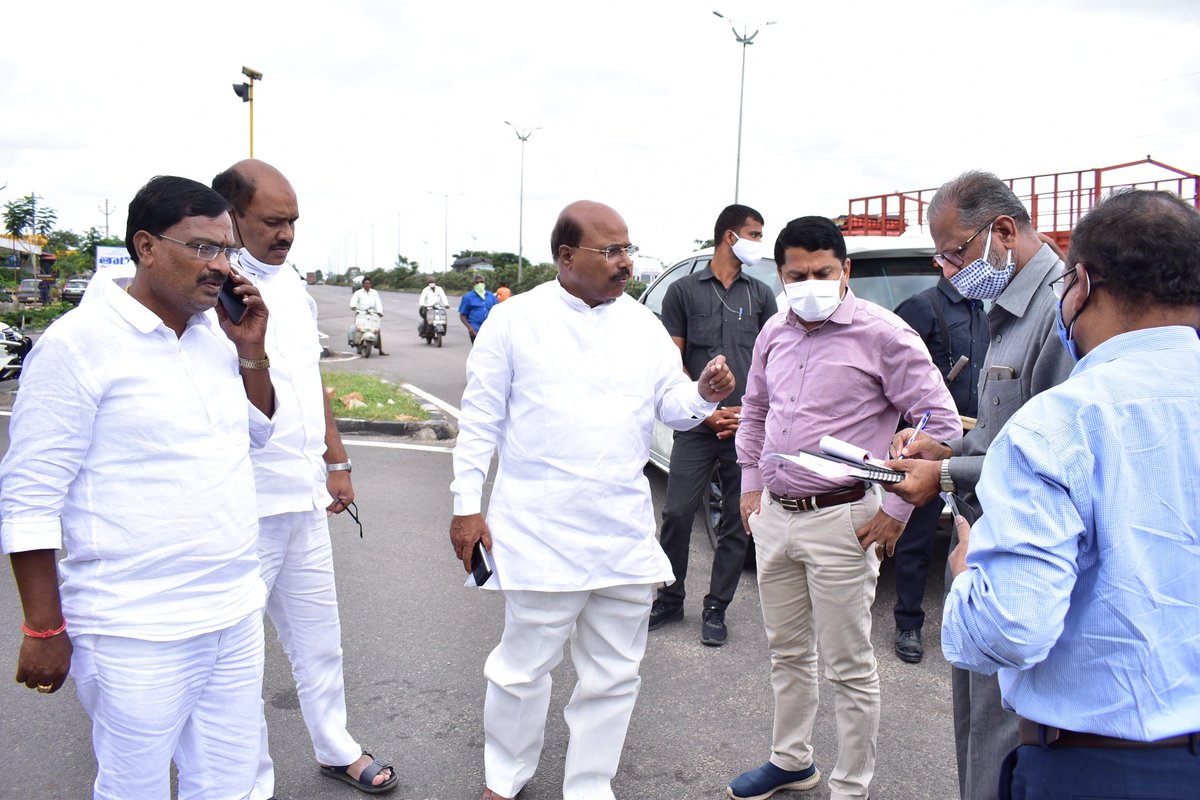 పరిశ్రమల ఏర్పాటుకు స్థలాల పరిశీలన...

ఇబ్రహీంపట్నం నియోజకవర్గంలో పరిశ్రమలు ఏర్పాటుకు అనువైన భూములను <a href="/tsiic_vcmd/">EVNREDDY</a> శ్రీ ఈవీ నర్సింహారెడ్డి గారితో కలిసి పరిశీలించడం జరిగింది.