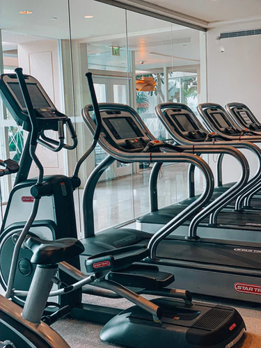 CoworkKci's tweet photo. More employees are working remotely nowadays, making in-the-office benefits, like food or a gym, less relevant. Here are some workplace wellness benefits and how to provide them so that you can keep your team happy and balanced. ✈
 https://t.co/cSHJWupCgG https://t.co/9RohafjeZs