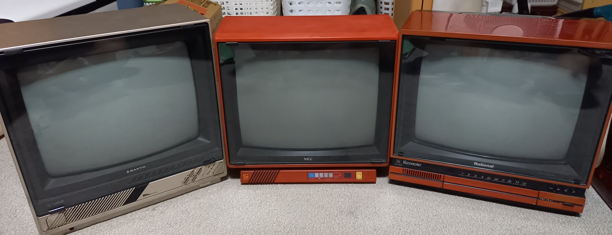ゲームセンター これは所有しているファミコン世代のブラウン管テレビ 左から Sanyo 1985年製1 6月期 Nec 1985年製 ビデオ入力端子付き National 1986年製1 6期 ガラスを張っていて静電気が生じないのでゲームには最適だと思います レトロゲーム