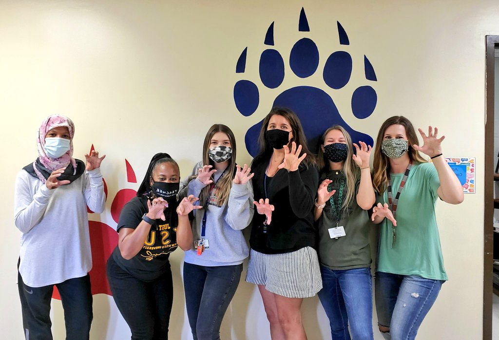 Mrs_Dyar's tweet photo. BEARy excited to start the year! We're PAWing our way to the top 🐻🏆#thirdthankfulthriving @TheBarnwellBeat @msmorrisra @teachnelson3rd @teachwitmyer @Ms_Skogen https://t.co/NBF8vXQx4S