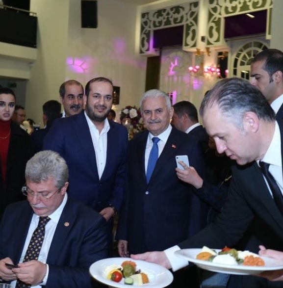 Adı Sadık Yıldırım. 3 tabanca, 3 tüfek ve uyuşturucuyla yakalandığını söylüyor. 18 kişilik çetesiyle gezerken gözaltına alınıyor. "2 saate çıkarım" dedikten sonra hemen çıkıyor. Onu gözaltına alan polisi açık şekilde tehdit ediyor. <a href="/suleymansoylu/">Süleyman Soylu</a> polisin yanında olacak mısın? ++